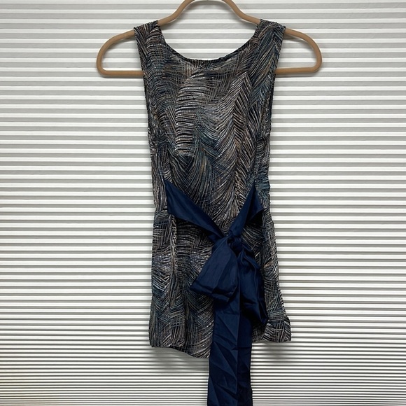 BCBGMaxazria Blue Patterned Silk Sheer Sleeveless Blouse With Waist Tie XS - Picture 3 of 8